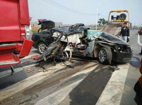 国产车被撞成这样的视频,车体变形严重，安全性能引关注